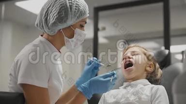 牙医检查牙套一个小女孩，检查<strong>牙齿</strong>是否有<strong>龋齿</strong>。 牙医`办公室。