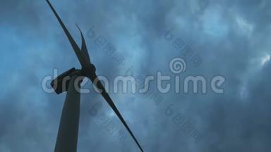 克里米亚大型风电场中的风力涡轮机。 可再生能源生产.. 乌云密布。 的概念