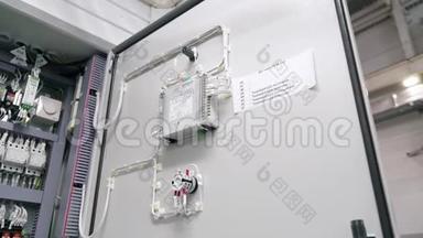 电气箱包含多个端子，继电器，电线和开关.. 制造与安装理念..