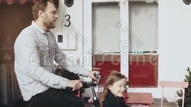 男人和两个快乐的孩子在货运自行车上微笑。 慢运动侧视.. <strong>单身</strong>父亲家庭<strong>聚会</strong>时间。 单亲家庭。