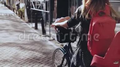 女孩骑自行车和一个可爱的紫色花罐。 波夫慢动作。 生活方式博客女士在一个<strong>快乐</strong>的城市自行车<strong>之旅</strong>。