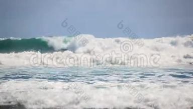 大西洋上的<strong>一波</strong>又<strong>一波</strong>缓慢的海浪冲向特内里费的黑色卵石海岸