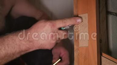 特写木工工艺木门铰链安装.. 门铰链安装。