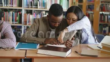 潘老师：<strong>勤奋</strong>的学生准备考试，做作<strong>业</strong>，疲惫的家伙睡在大学图书馆的桌子上