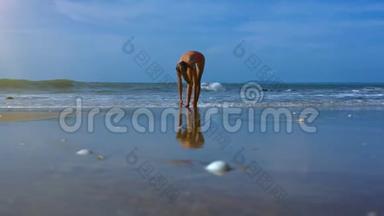 苗条女孩在沙滩上用泡沫支撑瑜伽姿势