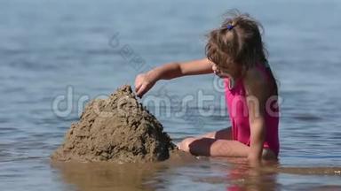 河的浅滩上有个姑娘送来了一大堆沙子