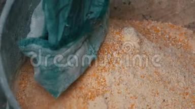玉米麸皮或片片在专用机磨粒.. 玉米粉或碎玉米近景
