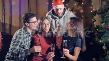 在<strong>新年</strong>圣诞<strong>晚会</strong>上，四个快乐的朋友观看镜头，手持香槟酒杯。