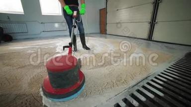 自动清洗和清洗地毯。 用于清洗地毯的工业生产线。