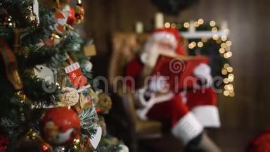 模糊的圣诞老人手里拿着旧的<strong>红绸</strong>相册，放着玩具和灯