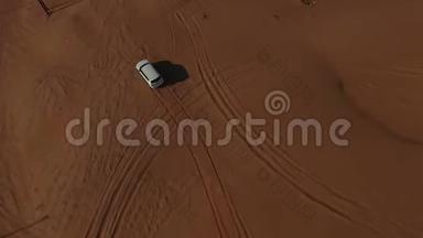 <strong>越野车</strong>穿越沙漠。 顶部视图
