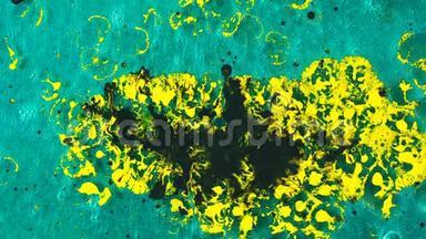 在绿<strong>松石</strong>凝胶背景上<strong>特写</strong>黄墨渍和黑色落墨滴。 艺术和纹理。
