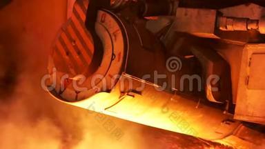 关闭机构细节，<strong>钢铁</strong>生产在冶金厂。 库存录像。 重工业和<strong>钢铁</strong>厂。