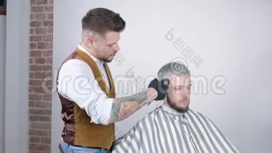 去理发。 <strong>理发店</strong>里坐在椅子上时，一个留胡子的年轻人在<strong>理发店</strong>理发。