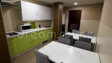 现代厨房内部有白色家具。 家中现代厨房内部的室内景观