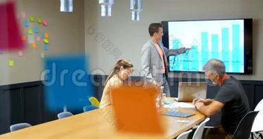 商务人员与同事讨论4k会议室的液晶显示屏