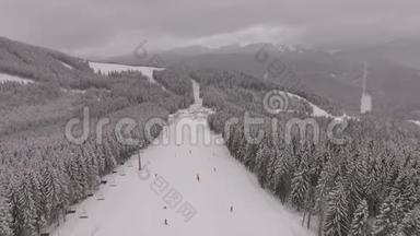 山上有很多人在下雪的天气在滑雪胜地.