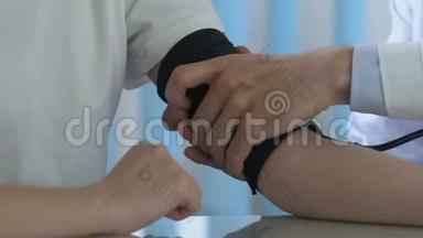 用听诊器测量男孩血压的医生，起草体检报告