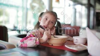饥饿的女孩在餐馆吃饺子