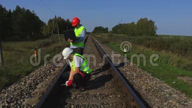 铁路工作人员检查铁路状况