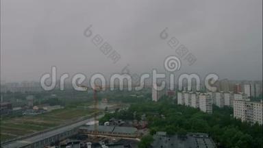 在莫斯科，乌云密布的天空和大雨笼罩着建筑物