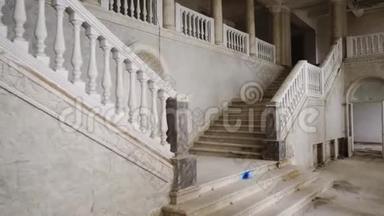 古楼梯的景色，建筑物的入口在台阶上