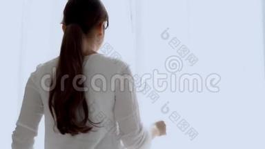 美丽的肖像，年轻的亚洲女人，在卧室里，打开窗帘，望着外面的希望和<strong>未来</strong>