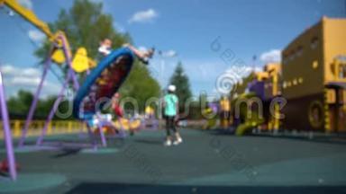 分散了孩子们和父母的<strong>暑期儿童</strong>游乐场。 高清1080快速运动