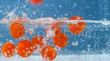 慢动作的西红柿`浸入水中，这种水在以后会越来越快