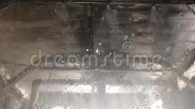 <strong>自动洗车</strong>时，汽车挡风玻璃上的肥皂泡沫。通过<strong>洗车</strong>。 从座位里面看。 挡风玻璃