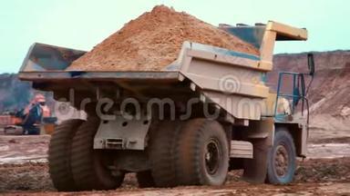 肮脏的<strong>卡车</strong>在采石场的道路上运输沙子。 <strong>大型</strong>黄色翻斗车