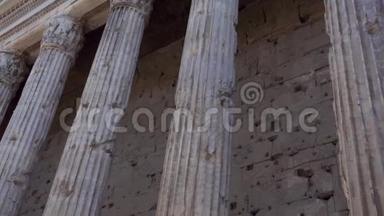 意大利罗马市中心的一排柱子。 有柱廊的老庙。 古代<strong>欧洲建筑</strong>