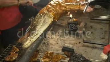 亚洲<strong>美食</strong>的概念。 一只小鳄鱼在篝火上烤着一口唾沫。