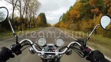 4K. 摩托车骑在金色的森林道路上，视野开阔的骑手。 经典巡洋舰/永远！