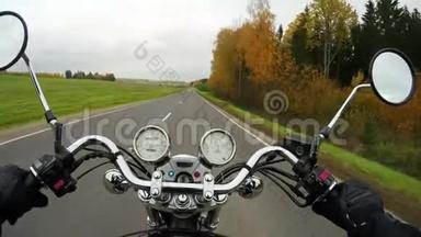 4K. 快速摩托车骑在美丽的道路上，视野开阔的骑手。 经典巡洋舰/永远！