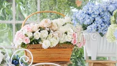 高清。 美丽的玫瑰和许多类型的花在花店与幻灯片运动。 花店背景
