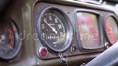 旧卡车仪表板，速度计，和其他指标。 老式军用车辆