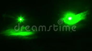 明亮轮廓的绿光在烟雾毯的黑暗中射灯
