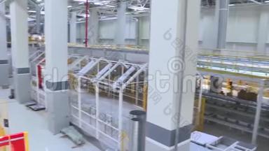 大型仪器制造工厂内部的大型制造部门和输送机。 场景。 制造业和制造业