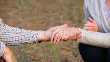 恋人的手，男人和女人的手的缓慢移动。男人和女人的手是一个<strong>整体</strong>。这个