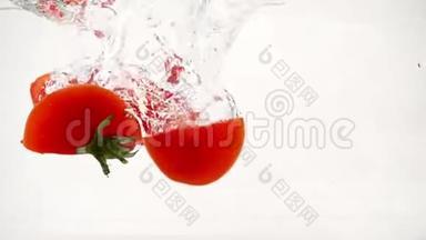 分裂的西红柿<strong>落入</strong>水中，溅起水花和气泡，动作缓慢