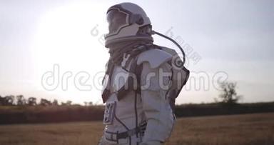 宇航员在火星上打开头盔