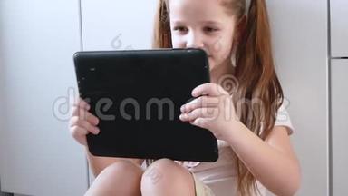 情绪化的女孩正在用平板电脑玩<strong>电子</strong>游戏。 <strong>儿童电子</strong>小玩意画像
