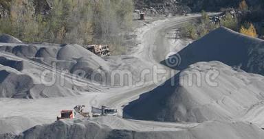 采石场的工业自卸卡车，花岗岩采石场的重型机械的移动