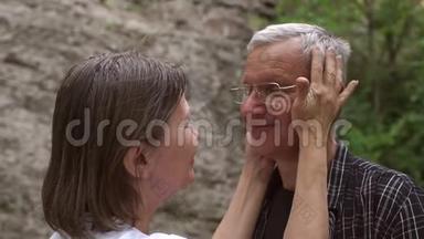年长的女人轻轻地抚摸她丈夫`脸。 中大