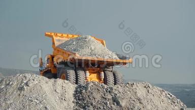 <strong>重型</strong>采矿<strong>卡车</strong>在采石场卸货。 采矿业。