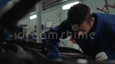 一名汽车修理工在汽车车间检查机油油位，男子肖像发动机汽车修理服务