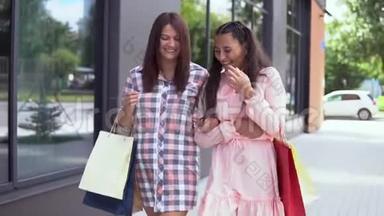 两个女孩拿着购物袋去购物后。 慢动作。 高清高清