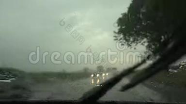 城市雨水、驾驶汽车、道路暴雨、公路、雨水滴