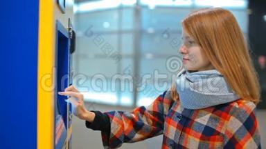 年轻女士正在用自动售货机买票，用现金支付账单